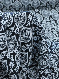 Tecido Viscose Simbolos e Flores Preto e Branco