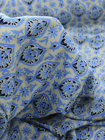 Tecido Viscose Simbolos E flores Azul Preto e Bege