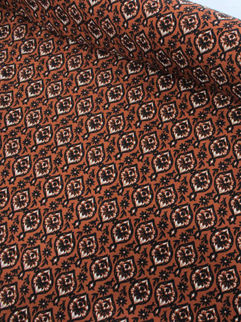Tecido Viscose Simbolos e Flores Terracota e Preto