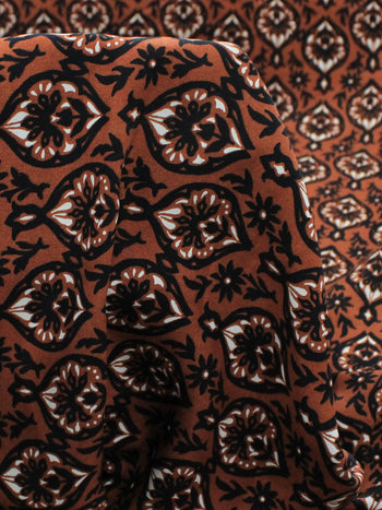 Tecido Viscose Simbolos e Flores Terracota e Preto