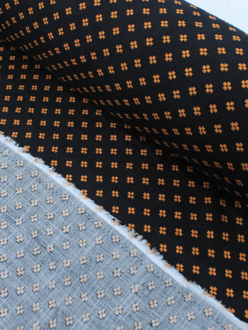 Tecido Viscose Micro Trevo Preto Laranja