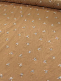 Tecido Cambraia de Algodão Bordada Mini Palmeiras Offwhite e Caramelo