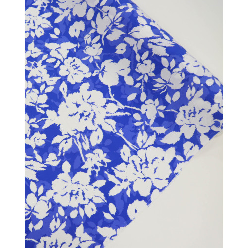 Tecido Viscose Macro Flores Branco e Tons de Azul