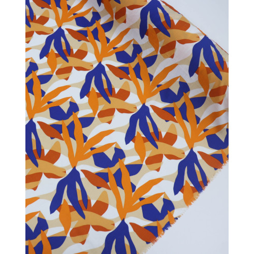Tecido Viscose Texturizada Folhagem Abstrata Laranja, Azul e Branco