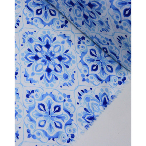 Tecido Viscose Texturizada Flores Contornadas Tons de Azul e Offwhite