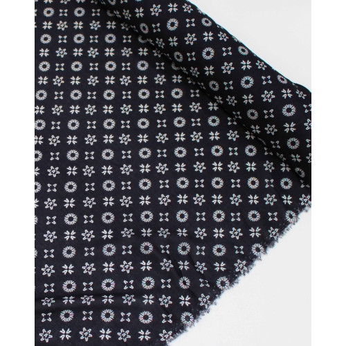 Tecido Viscose Fina Italiano Micro Estampa Letra "A" Branco e Preto