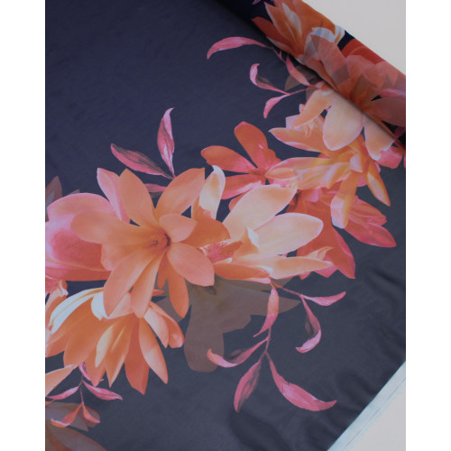 Tecido Crepe Chiffon Italiano Barrado Duplo Macro Flores Tons de Laranja e Azul Marinho