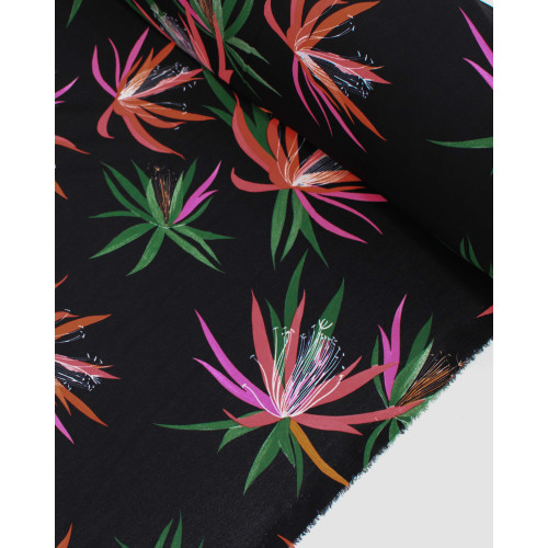 Tecido Crepe Koshibo Macro Flores Coloridas e Preto