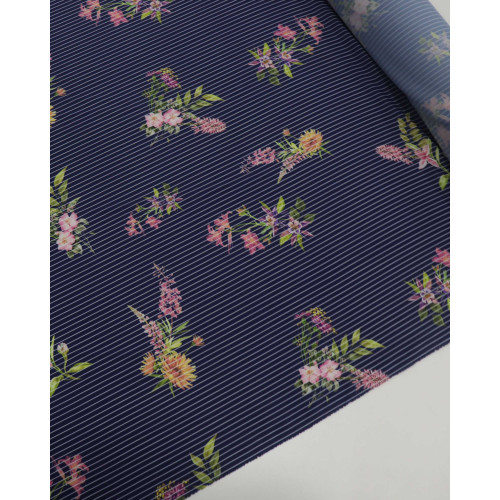Tecido Crepe Salinas Buquê Floral em Risca de Giz Branco e Azul Marinho