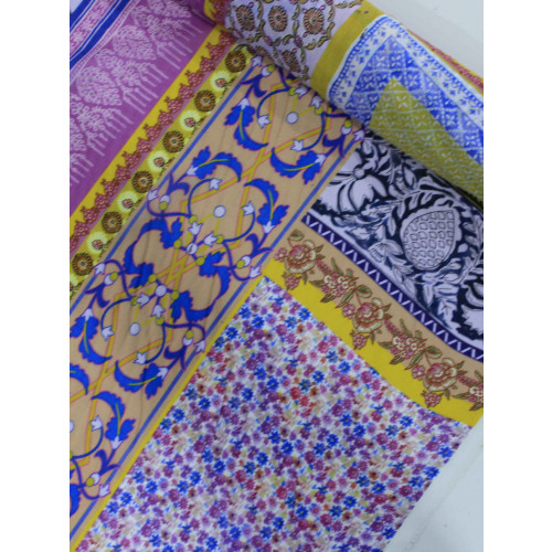 Tecido Viscose Italiano Estampa de Lenço Colorido e Branco