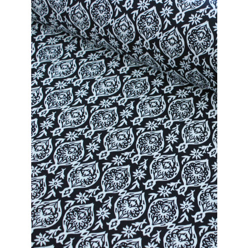 Tecido Viscose Simbolos e Flores Preto e Branco
