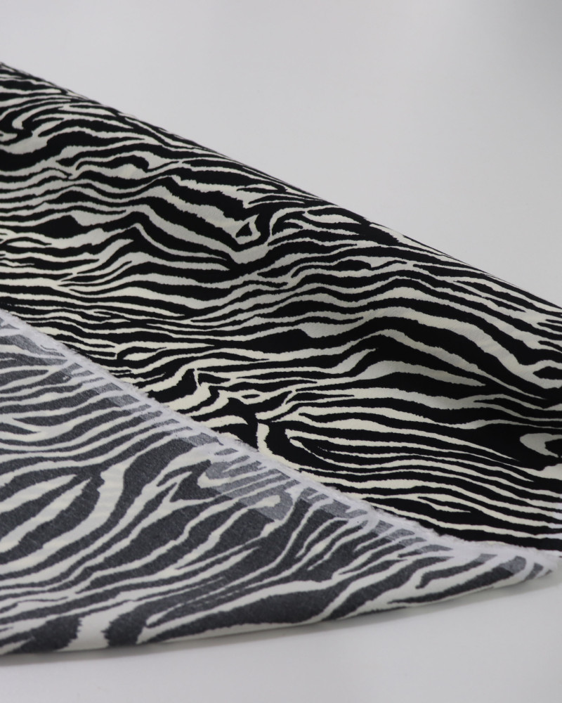 Tecido Crepe Chiffon Texturizado Italiano Animal Print Creme e Preto