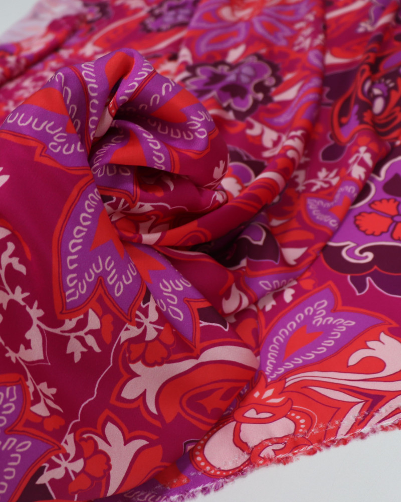 Tecido Viscose Acetinada Italiano Estampa Boho Roxo e Pink