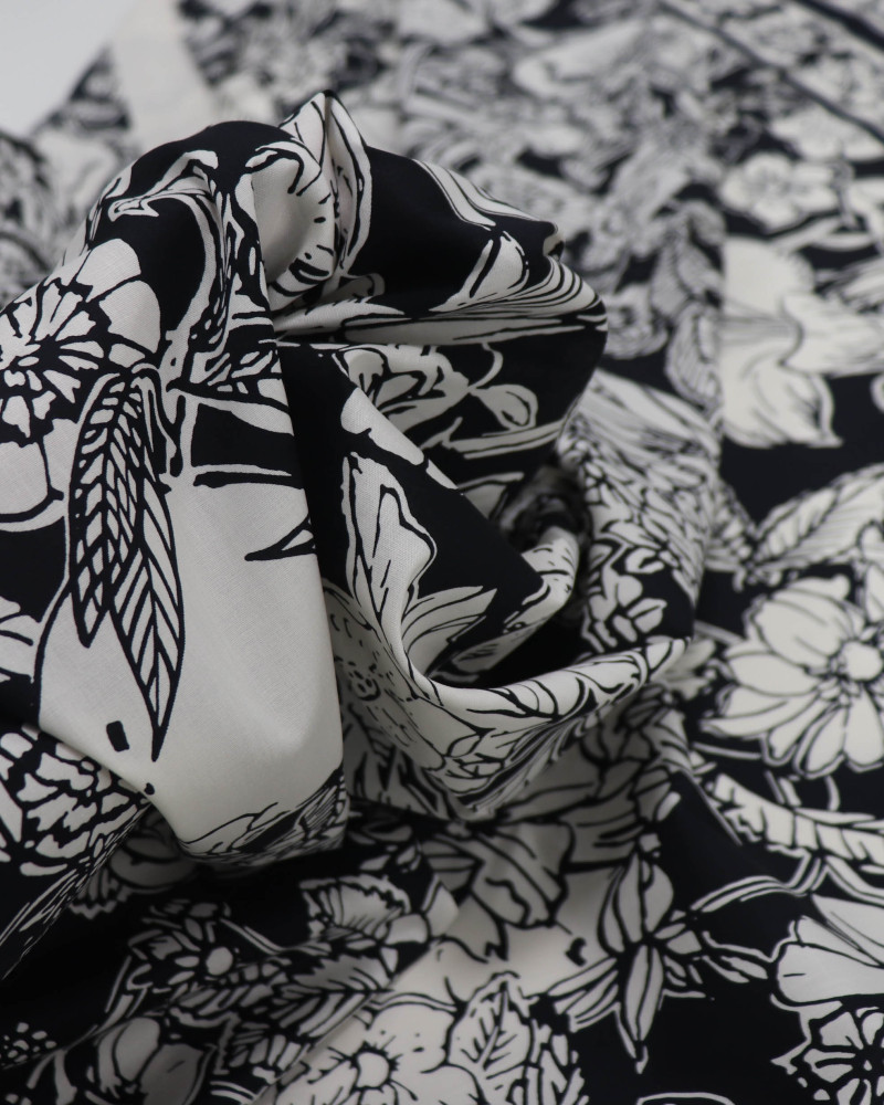 Tecido Tricoline Italiano Barrado Macro Floral Offwhite e Preto