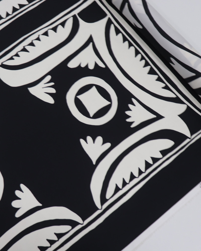 Tecido Crepe Silk Italiano Estampa Lenço Offwhite e Preto