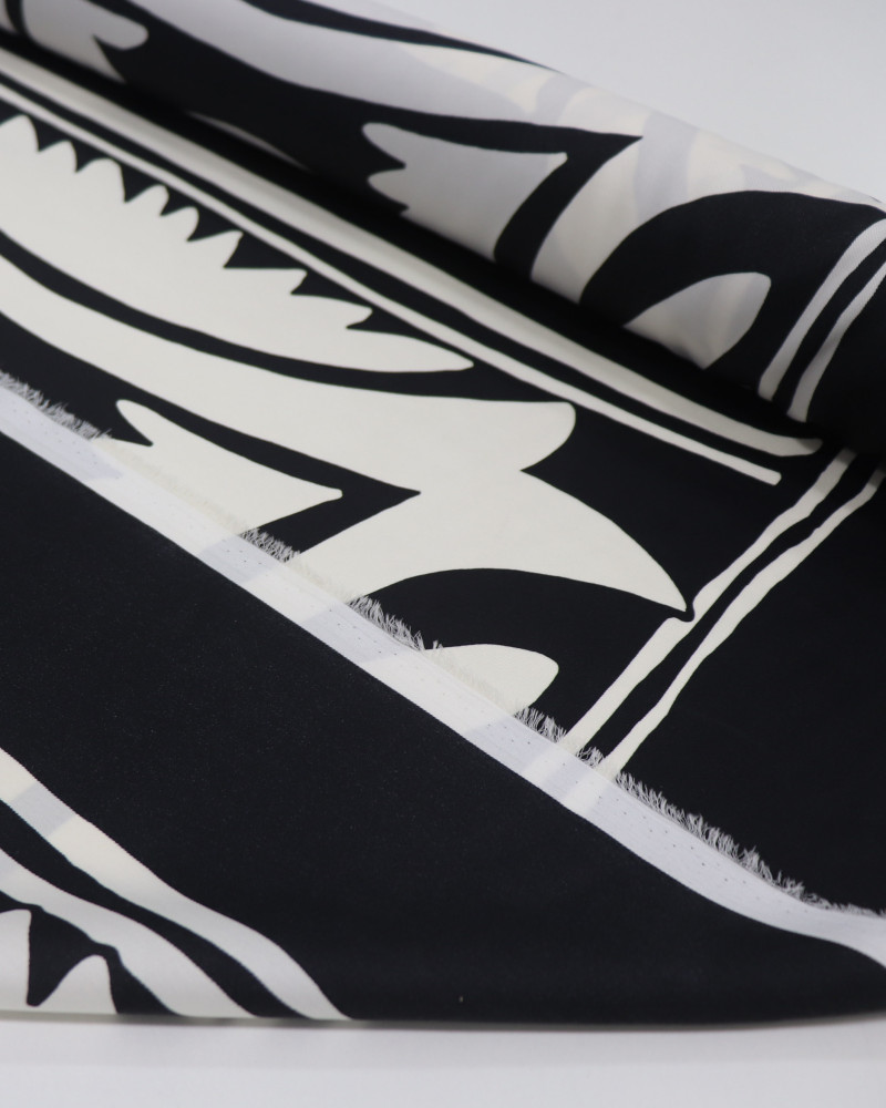Tecido Crepe Silk Italiano Estampa Lenço Offwhite e Preto