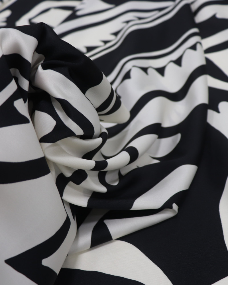 Tecido Crepe Silk Italiano Estampa Lenço Offwhite e Preto