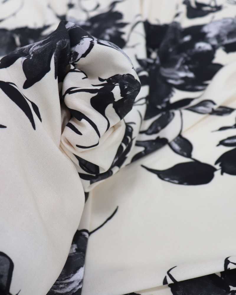 Tecido Viscose Italiano Pintura Floral Branco, Preto e Creme