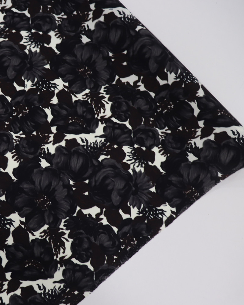 Tecido Crepe Koshibo Italiano Rosas Negras e Offwhite