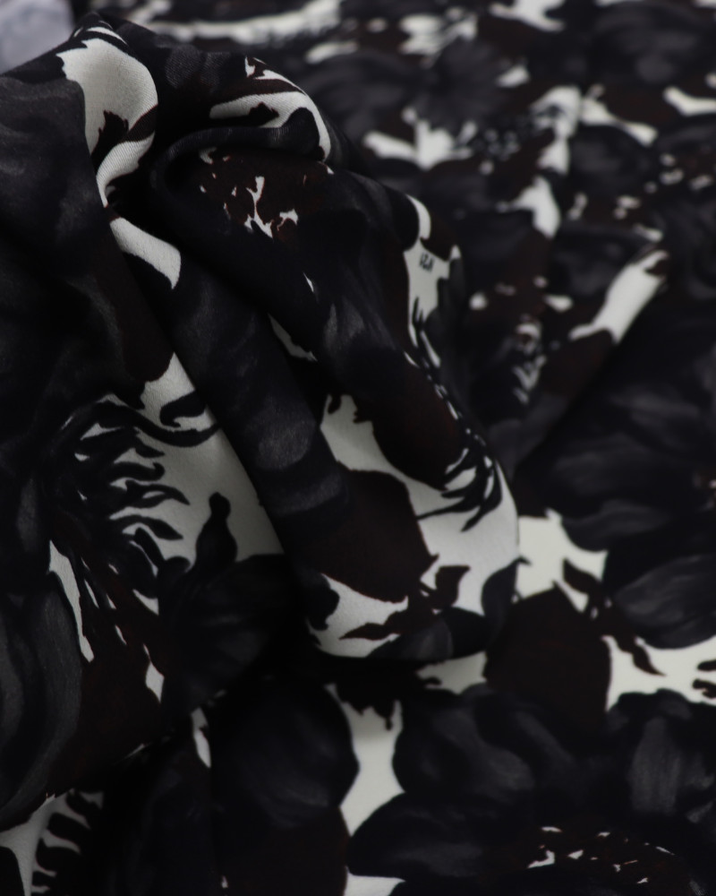 Tecido Crepe Koshibo Italiano Rosas Negras e Offwhite