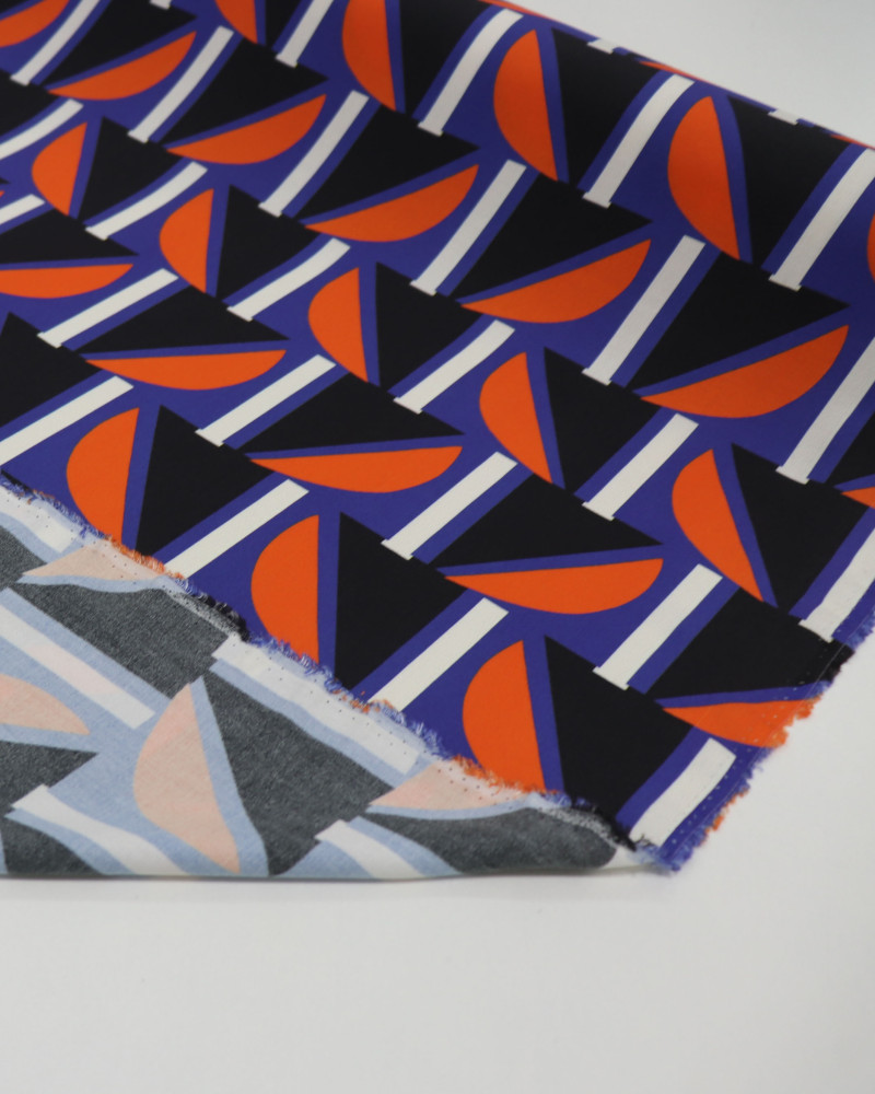 Tecido Viscose Italiano Geométrico Laranja, Preto e Azul