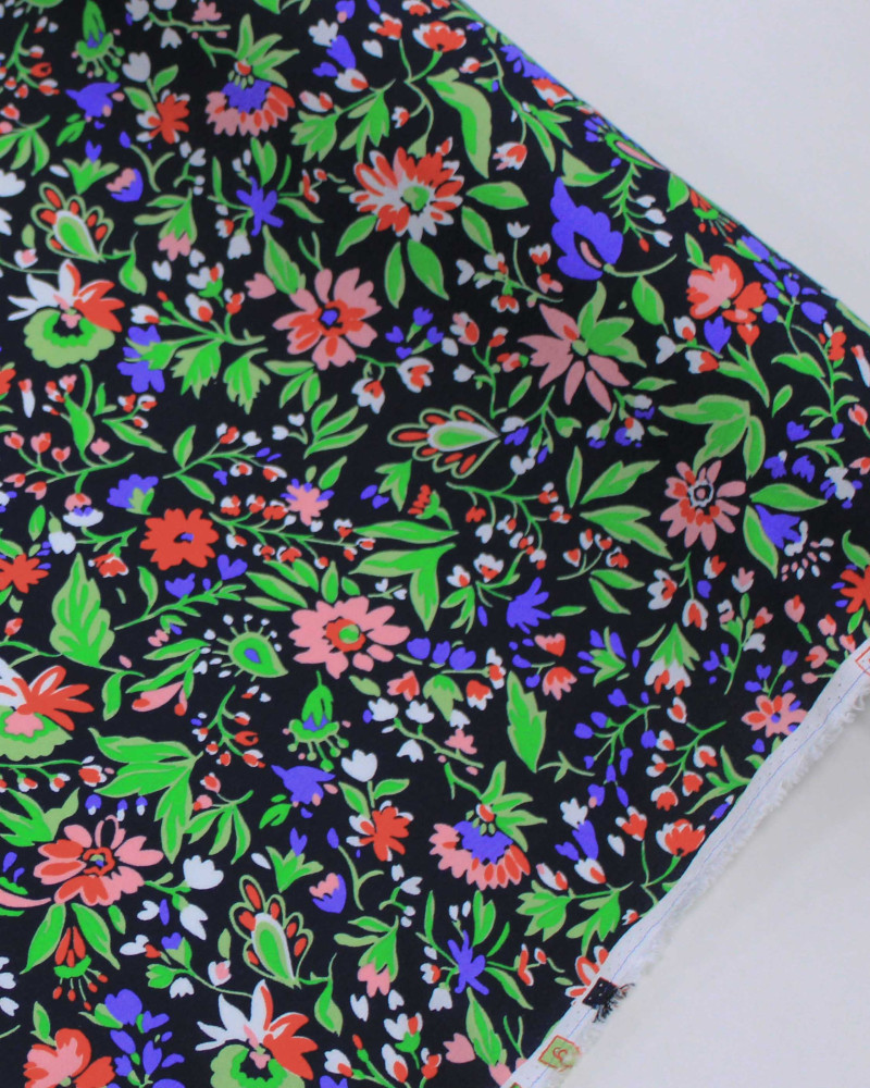 Tecido Crepe de Viscose Italiano Micro Ramos Florais Colorido e Preto