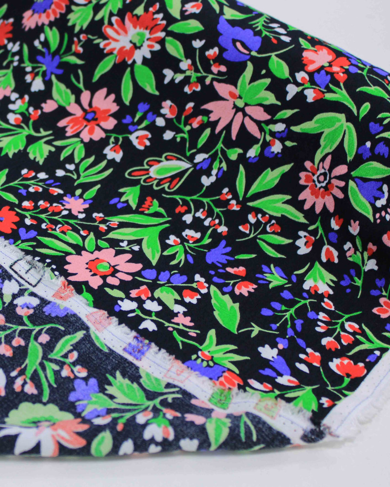 Tecido Crepe de Viscose Italiano Micro Ramos Florais Colorido e Preto