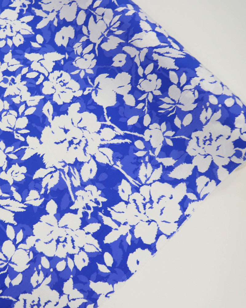 Tecido Viscose Macro Flores Branco e Tons de Azul
