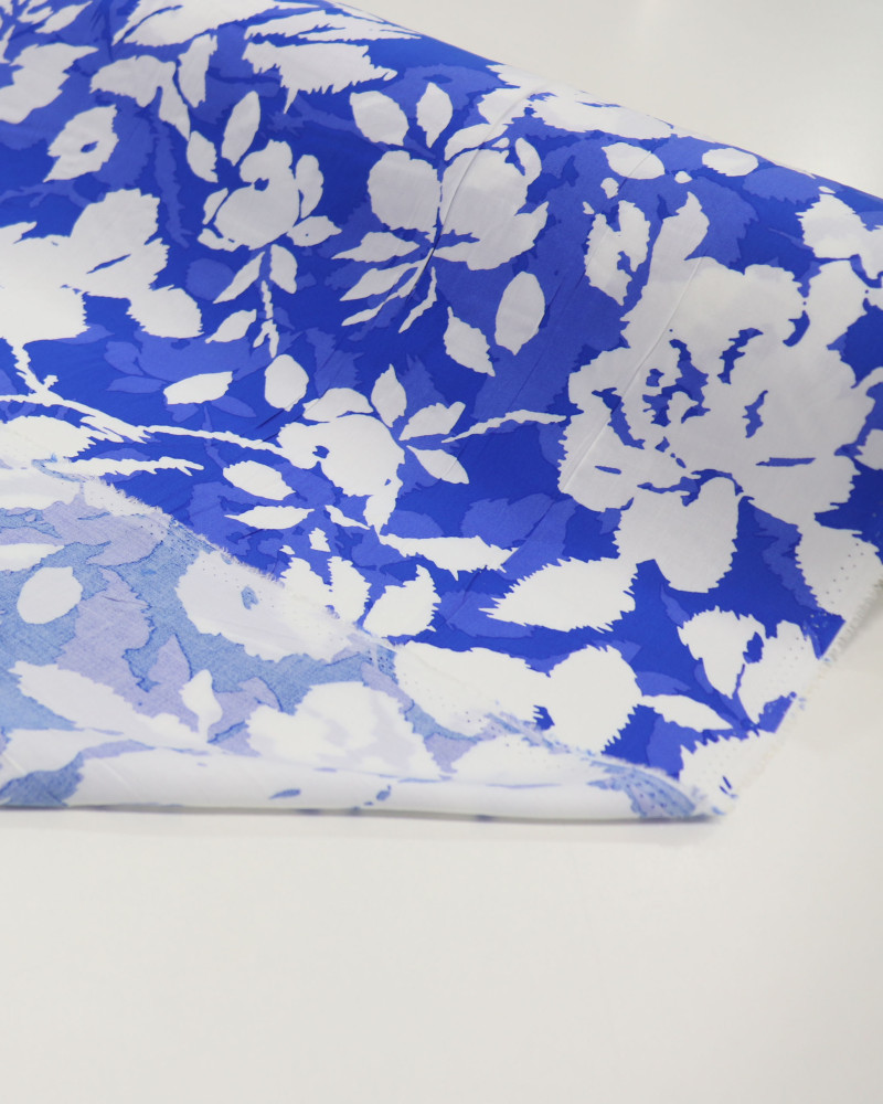 Tecido Viscose Macro Flores Branco e Tons de Azul