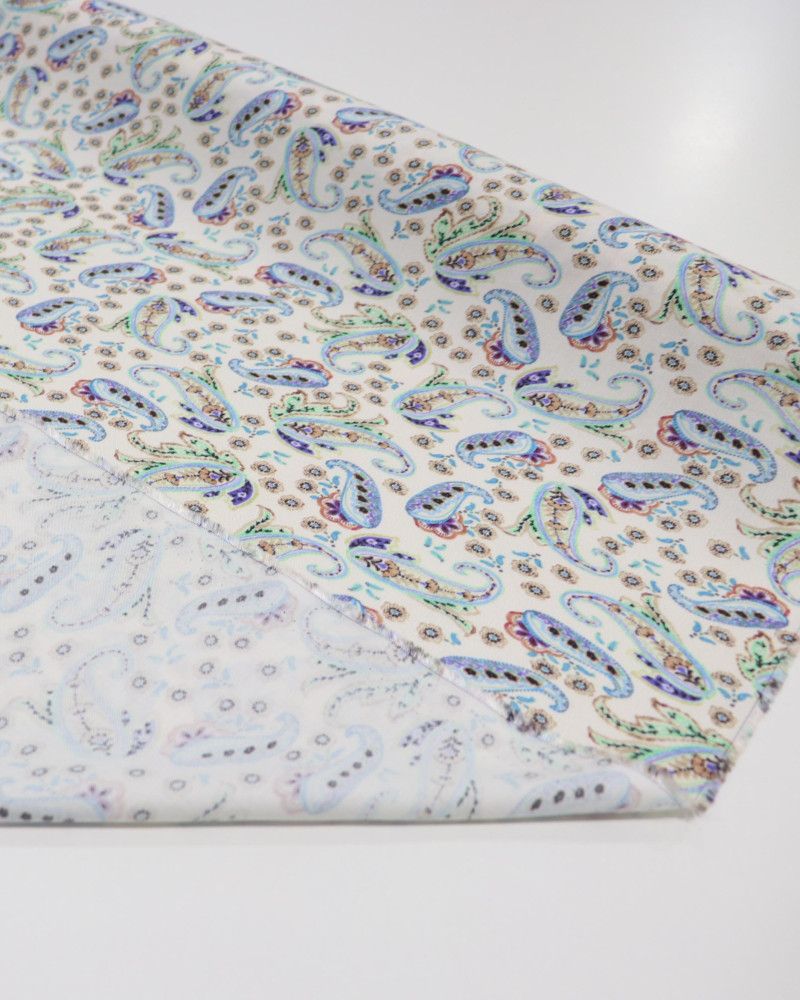 Tecido Viscose Italiano Estampa Paisley Tons de Azul Verde e Offwhite