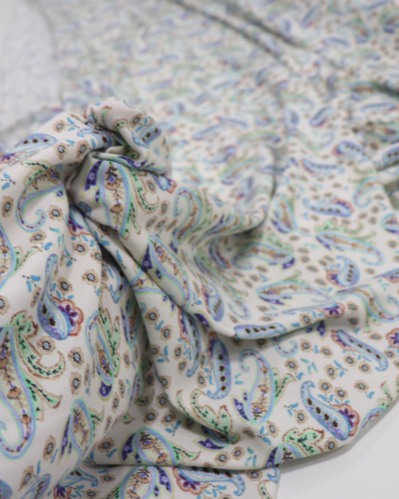 Tecido Viscose Italiano Estampa Paisley Tons de Azul Verde e Offwhite