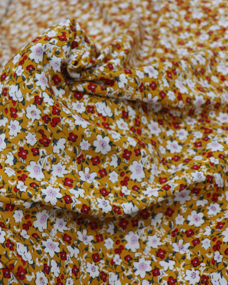 Tecido Viscose Tapete Floral Vermelho, Branco e Amarelo Mostarda