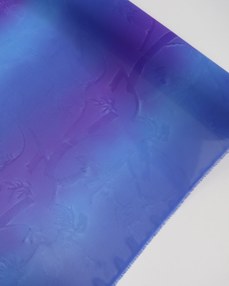 Tecido Crepe Chiffon Texturizado Degradê Azul e Roxo e Folhagens