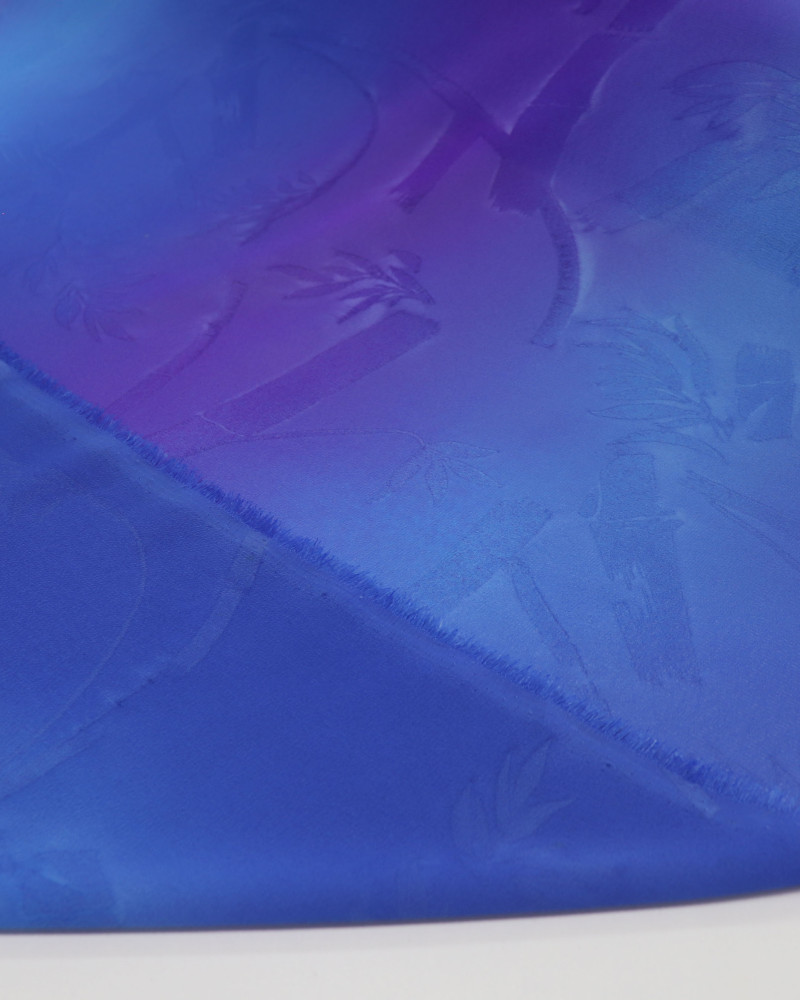 Tecido Crepe Chiffon Texturizado Degradê Azul e Roxo e Folhagens