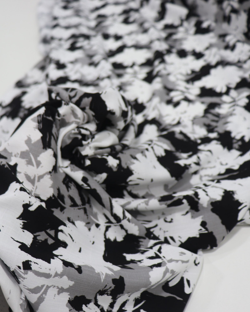 Tecido Viscose Texturizada Macro Flores Branco, Cinza e Preto