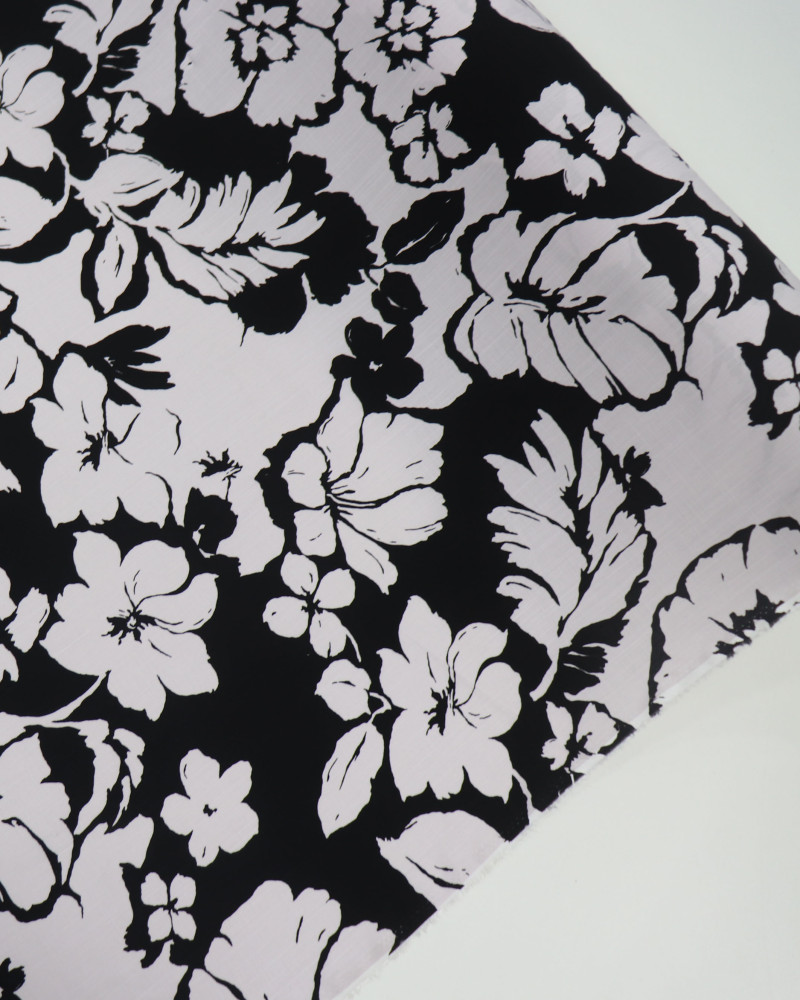 Tecido Viscose Texturizada Macro Ramos e Flores Cinza e Preto