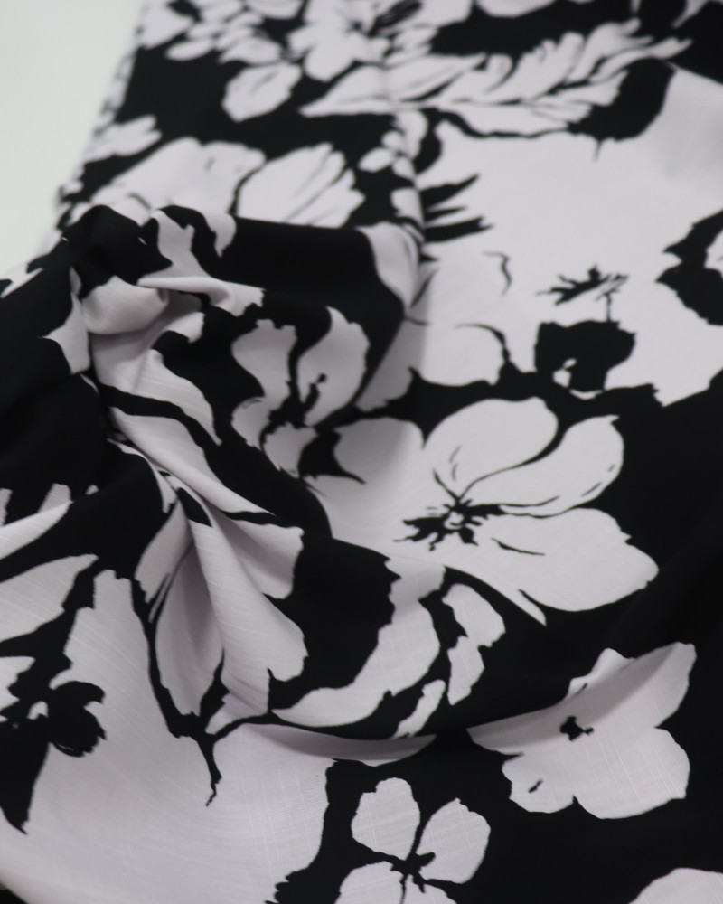 Tecido Viscose Texturizada Macro Ramos e Flores Cinza e Preto