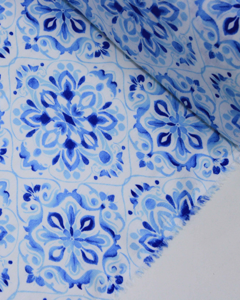 Tecido Viscose Texturizada Flores Contornadas Tons de Azul e Offwhite