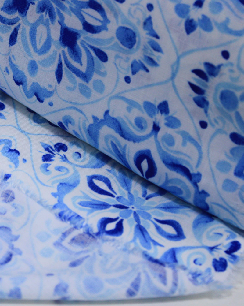 Tecido Viscose Texturizada Flores Contornadas Tons de Azul e Offwhite