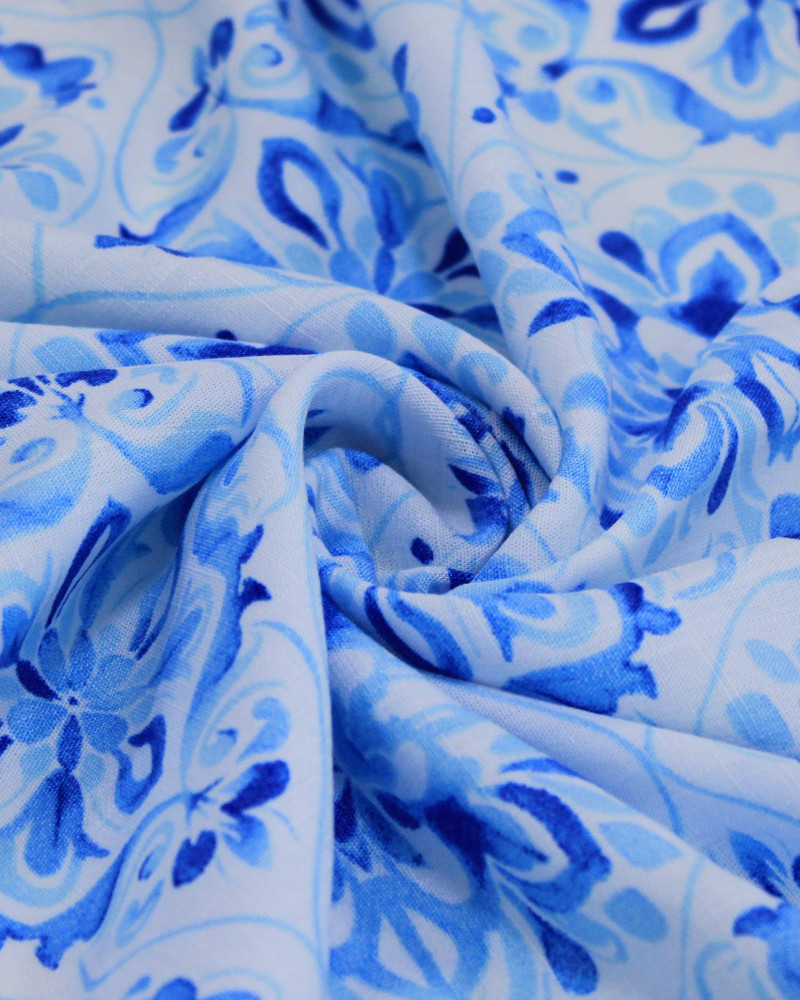 Tecido Viscose Texturizada Flores Contornadas Tons de Azul e Offwhite