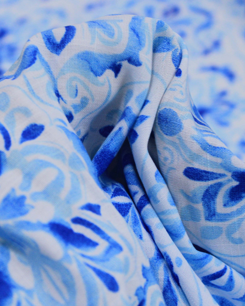 Tecido Viscose Texturizada Flores Contornadas Tons de Azul e Offwhite