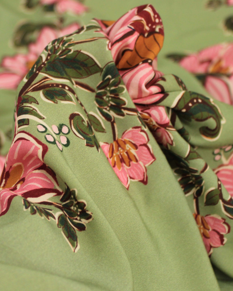 Tecido Viscose Premium Macro Ramos Florais Rosa e Tons de Verde