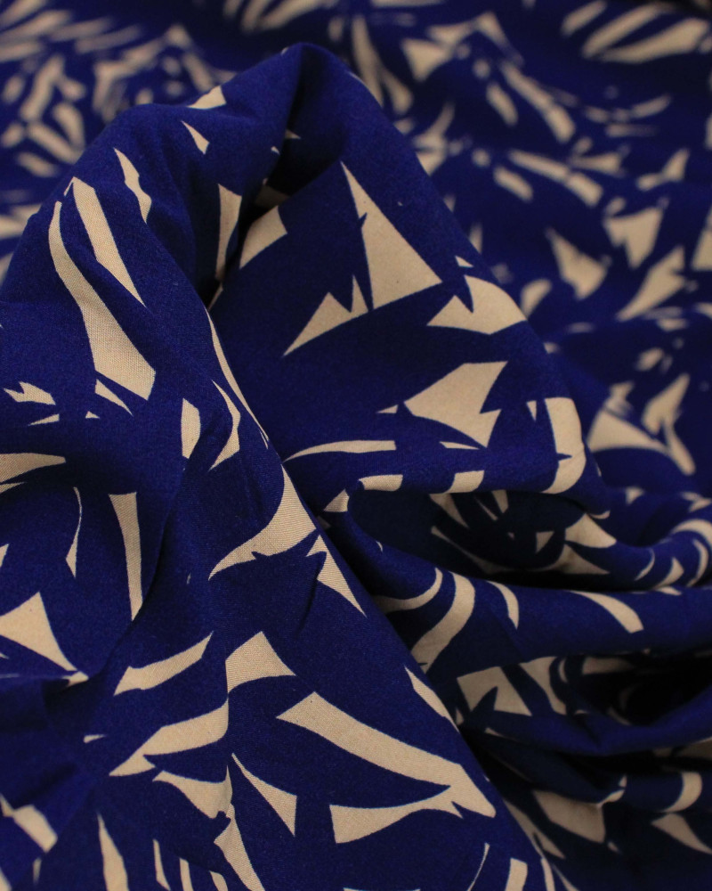 Tecido Viscose Estampa Macro Folhagens Azul Marinho Noite e Bege