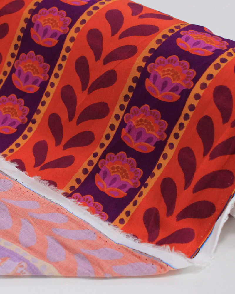Tecido Viscose Premium Listras Multi Estampadas Amarelo, Vermelho e Tons de Roxo