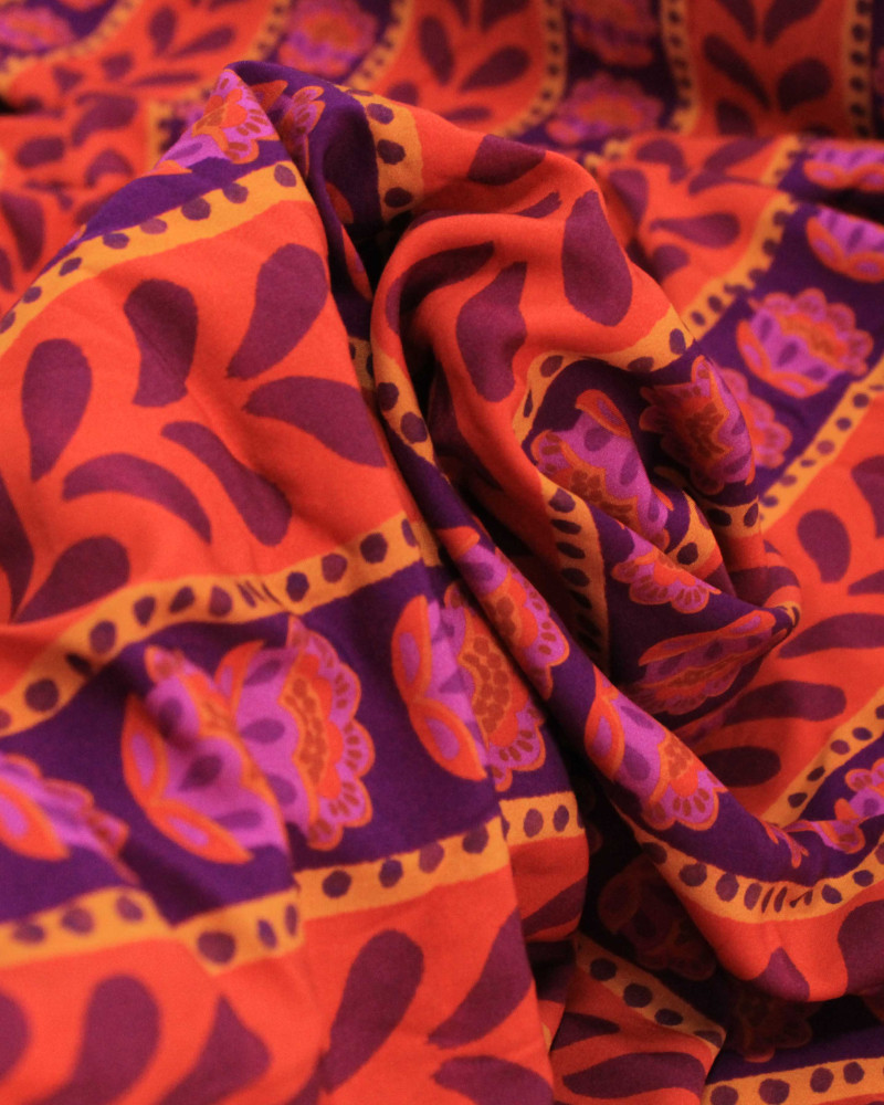 Tecido Viscose Premium Listras Multi Estampadas Amarelo, Vermelho e Tons de Roxo