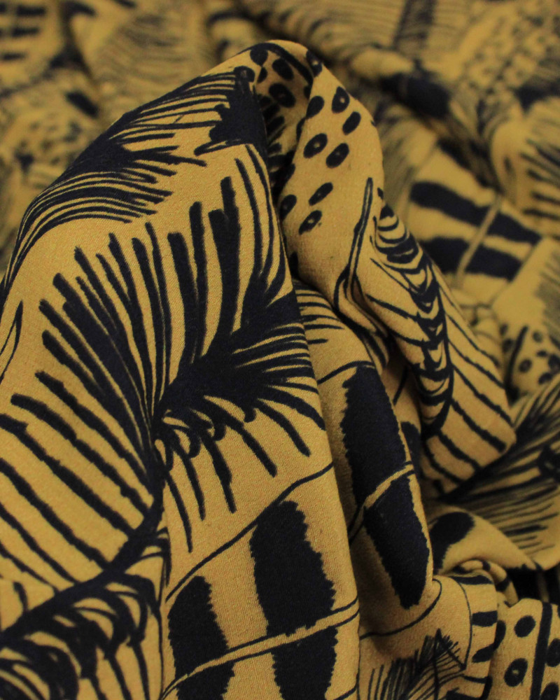Tecido Crepe de Viscose Premium Listras em Folhagens Abstratas Preto e Amarelo Queimado