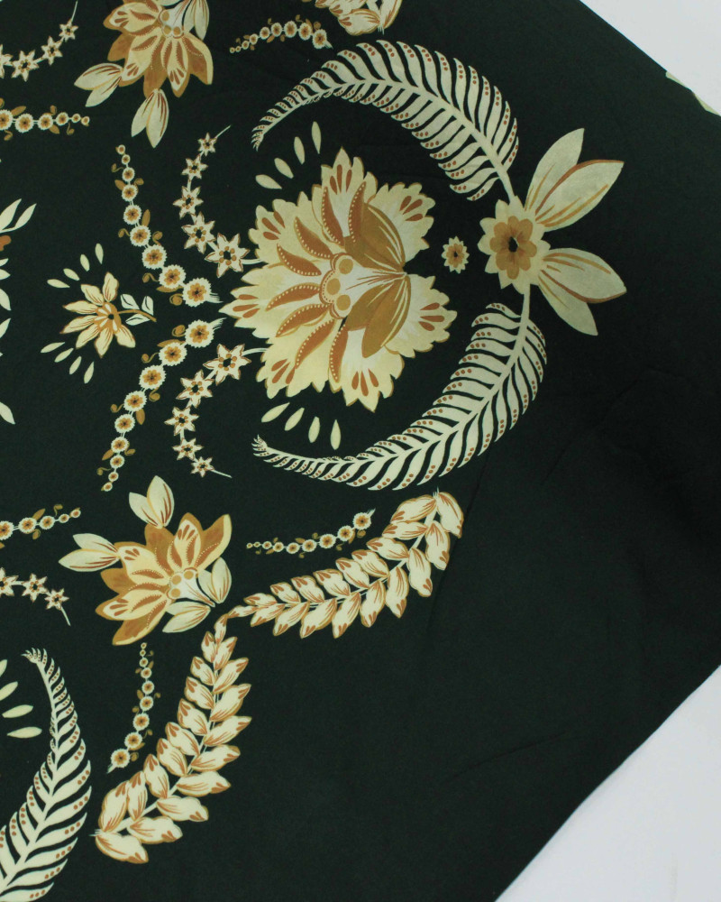 Tecido Viscose Premium Estampa Floral em Macro Recortes Creme e Verde Floresta