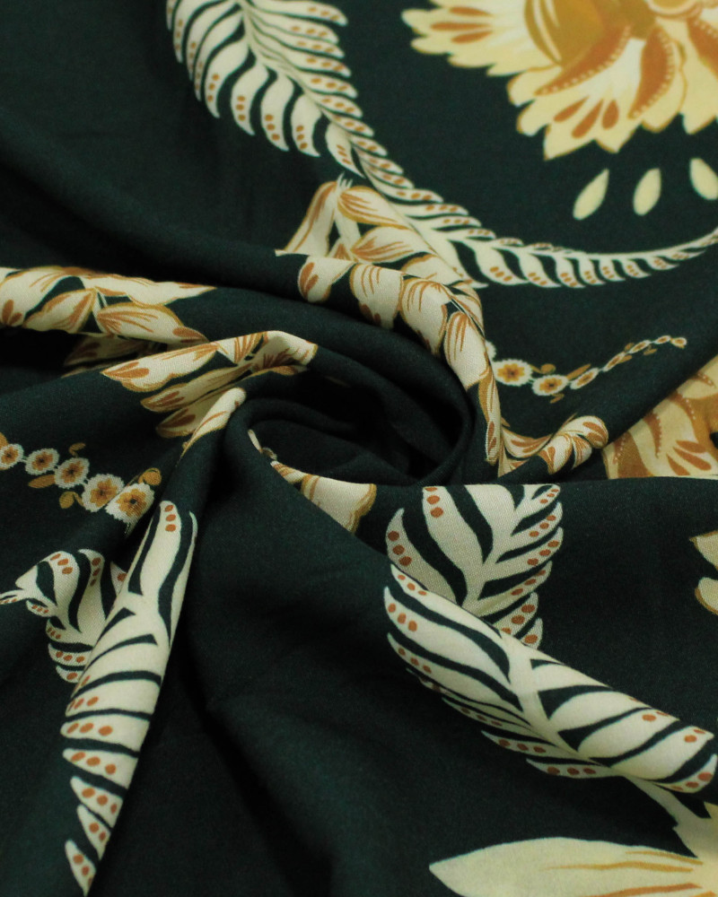 Tecido Viscose Premium Estampa Floral em Macro Recortes Creme e Verde Floresta