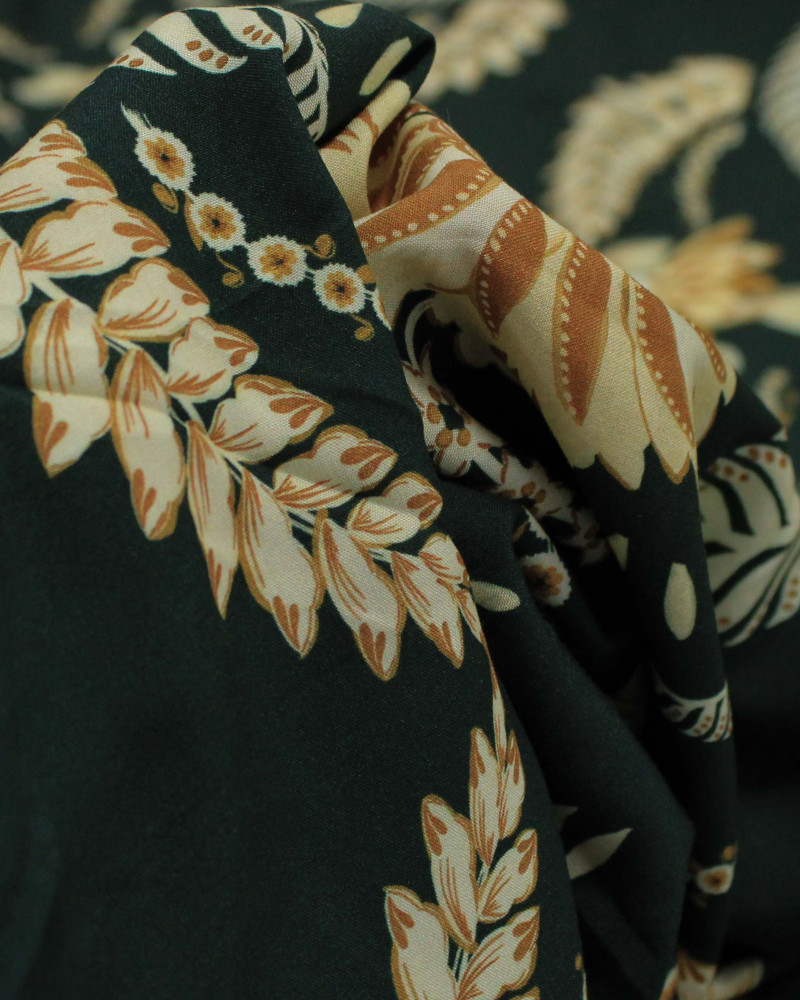 Tecido Viscose Premium Estampa Floral em Macro Recortes Creme e Verde Floresta