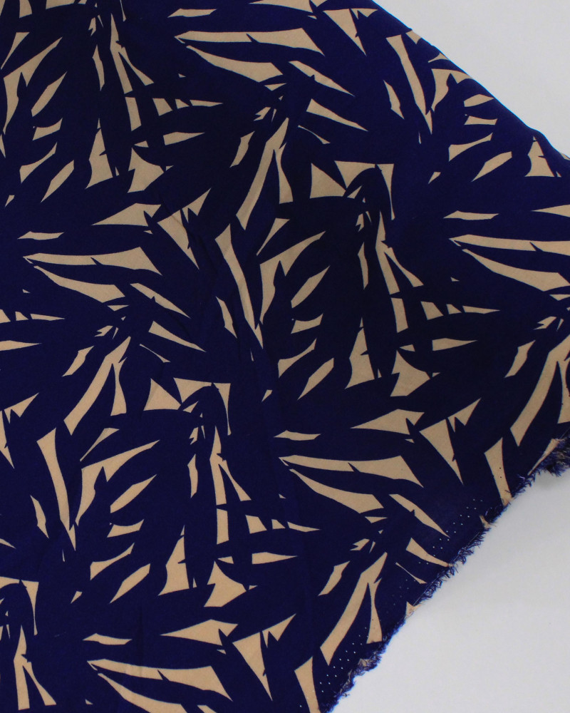 Tecido Viscose Estampa Macro Folhagens Azul Marinho Noite e Bege